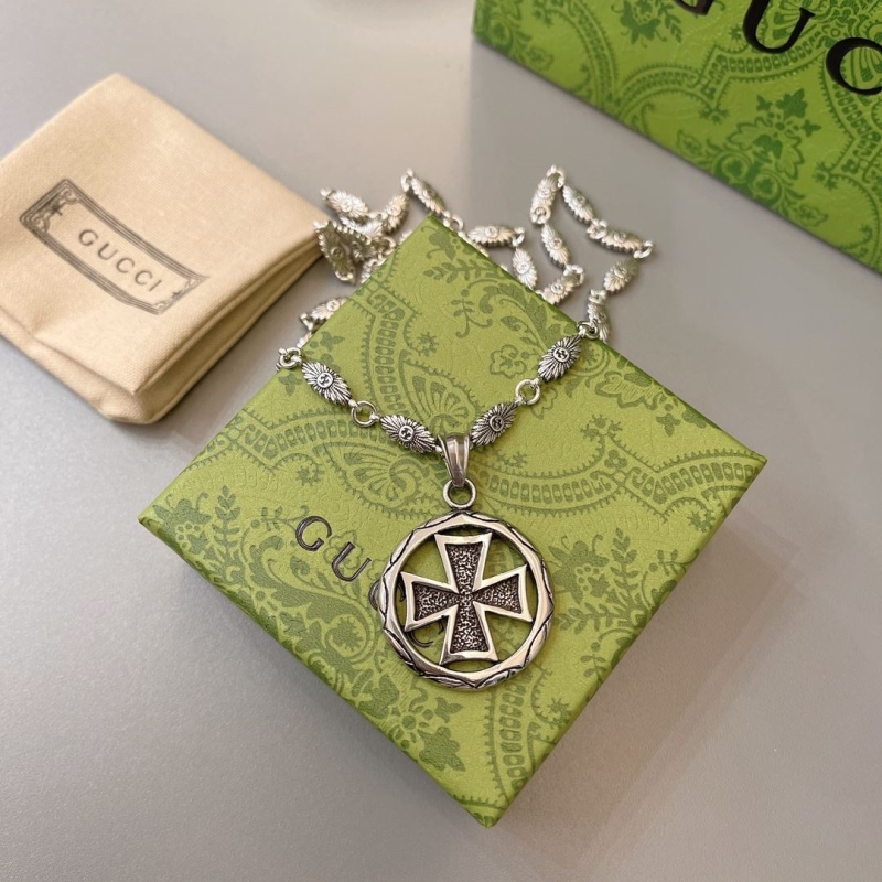 G*u*i necklaces